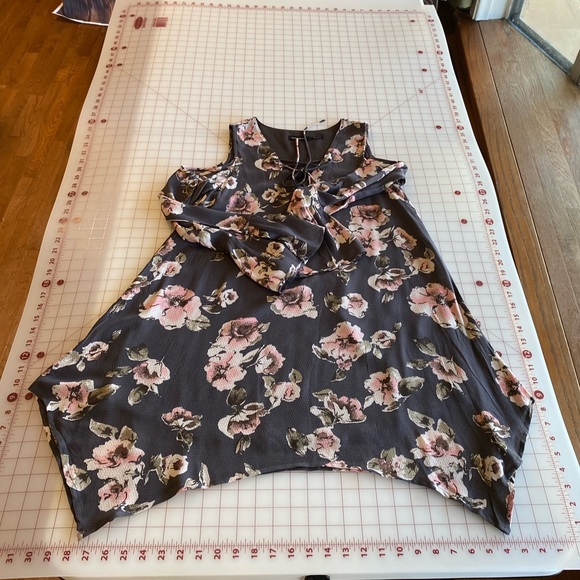 Blu Pepper size small grey gray flowy floral dress with pink flowers - Picture 10 of 16